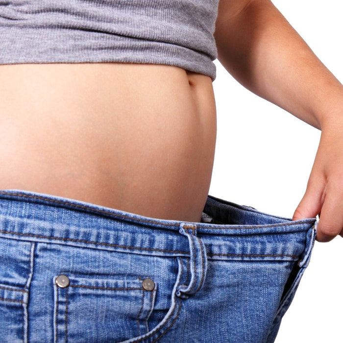 Une femme regarde dans son pantalon