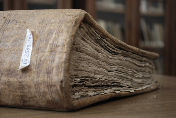 Un livre de bibliothèque poussiéreux