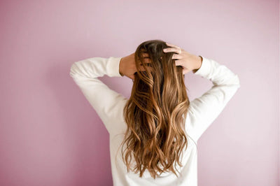 Une femme touche ses cheveux
