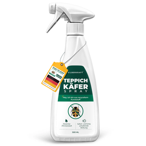 Weiße Sprühflasche mit grünem Etikett, „Teppichkäferspray“-Aufschrift, recyceltes Kunststoffsymbol und ein Label „Made in Germany“.
