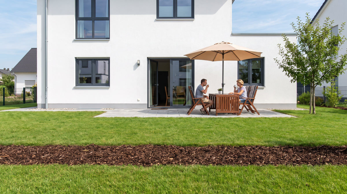 Jardin sans haie (Été) avec vue dégagée sur la terrasse des voisins – visualisation IA