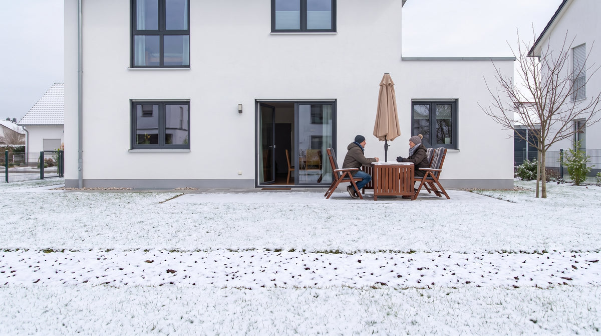 Jardin sans haie (Hiver) avec vue dégagée sur la terrasse des voisins – visualisation IA